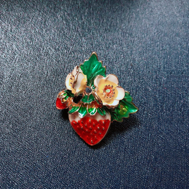 Moda fruta dulce linda flor fresa chica broche esmalte bufanda hebilla ropa versátil Accesorios
