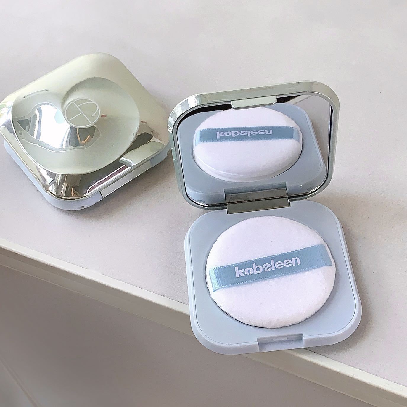 kobeleen's refreshing, lightweight setting powder compact offers long-lasting coverage, oil control, water and sweat resistance, and is not prone to smudge undefined