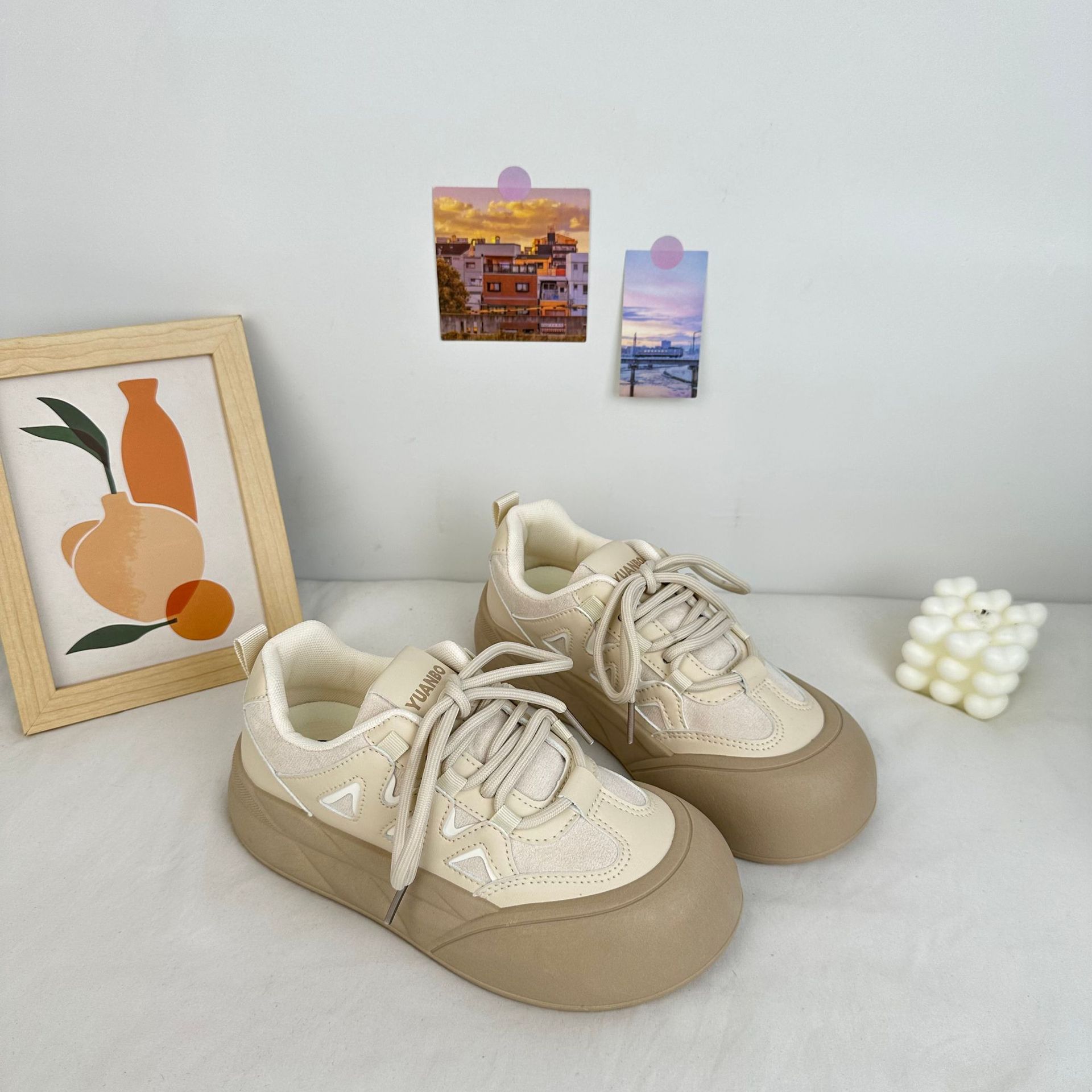 Yuanbo 2024 otoño nuevo estilo coreano universal zapatos de lona de suela gruesa para estudiantes de skate de altura zapatos de moda para mujeres
