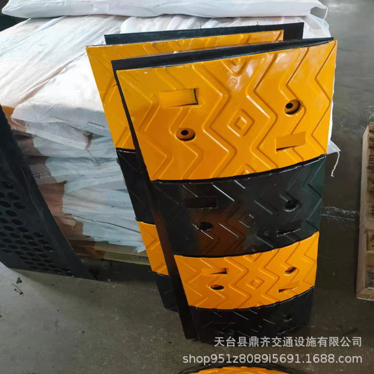 橡胶减速带320宽减速板减速垄缓冲坡用于马路商场停车场地下车库