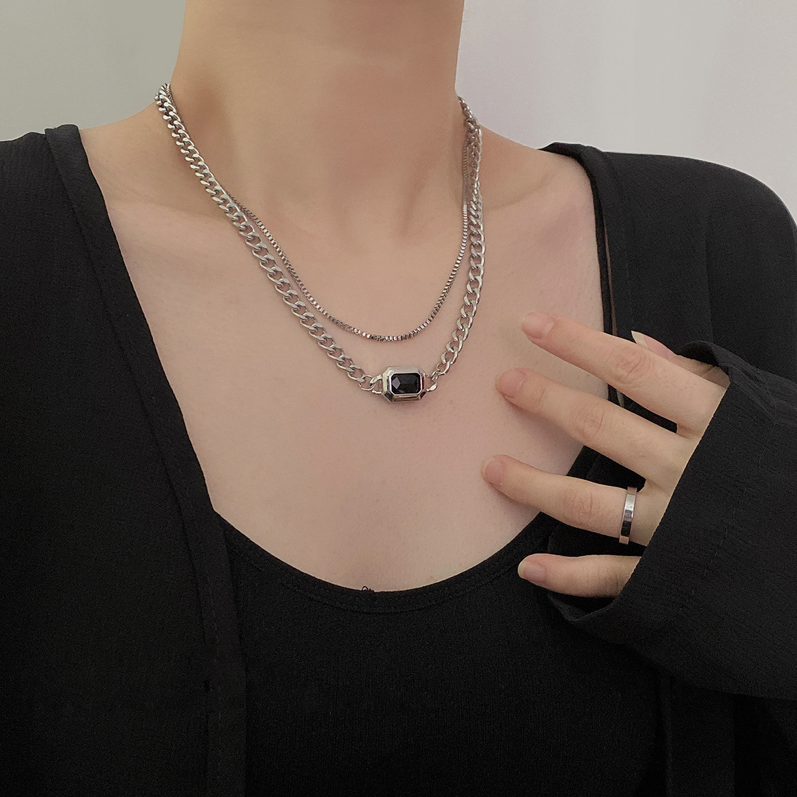 Retro Hollow Chain Double-layer  Titanium Steel Clavicle Chain Wholesale display picture 3