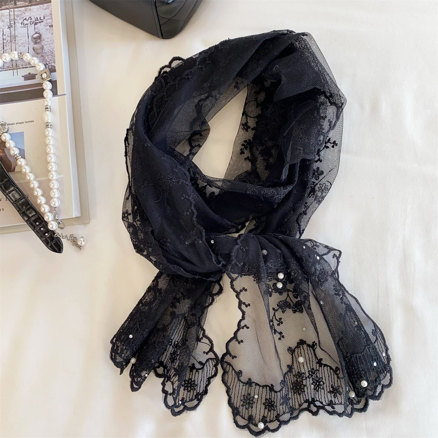 Écharpe comprida de seda com bordado de renda e pérolas_voghion.com