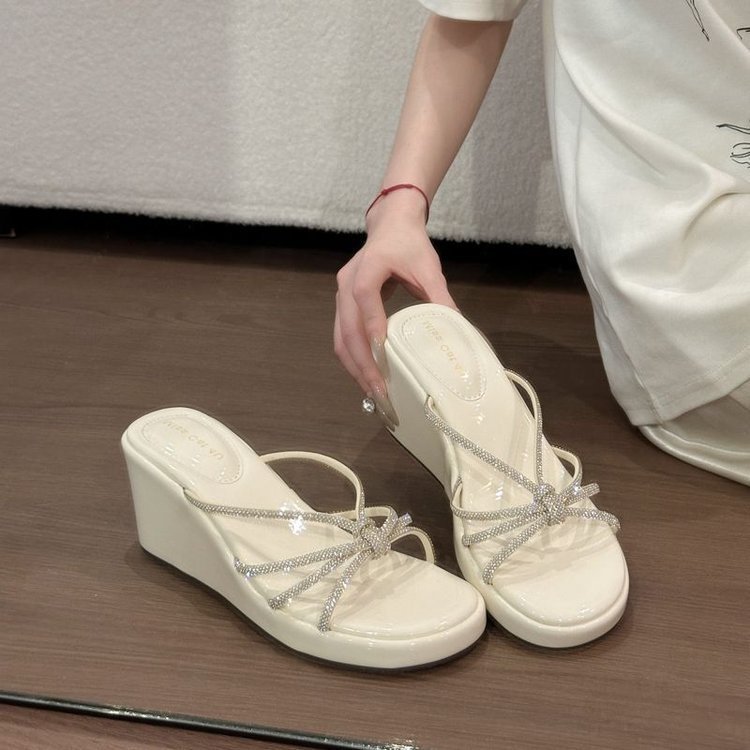Explosión de pendiente con zapatillas de una sola línea para mujeres 2026 verano nuevo aumento de altura con falda de diamante zapatillas para mujeres
