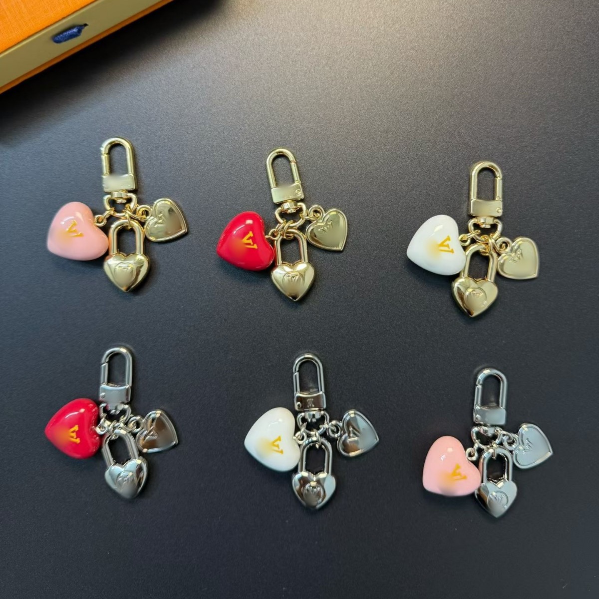 V家高版本时尚轻奢珐琅少女粉色款小挂件新款金属爱心钥匙扣挂饰