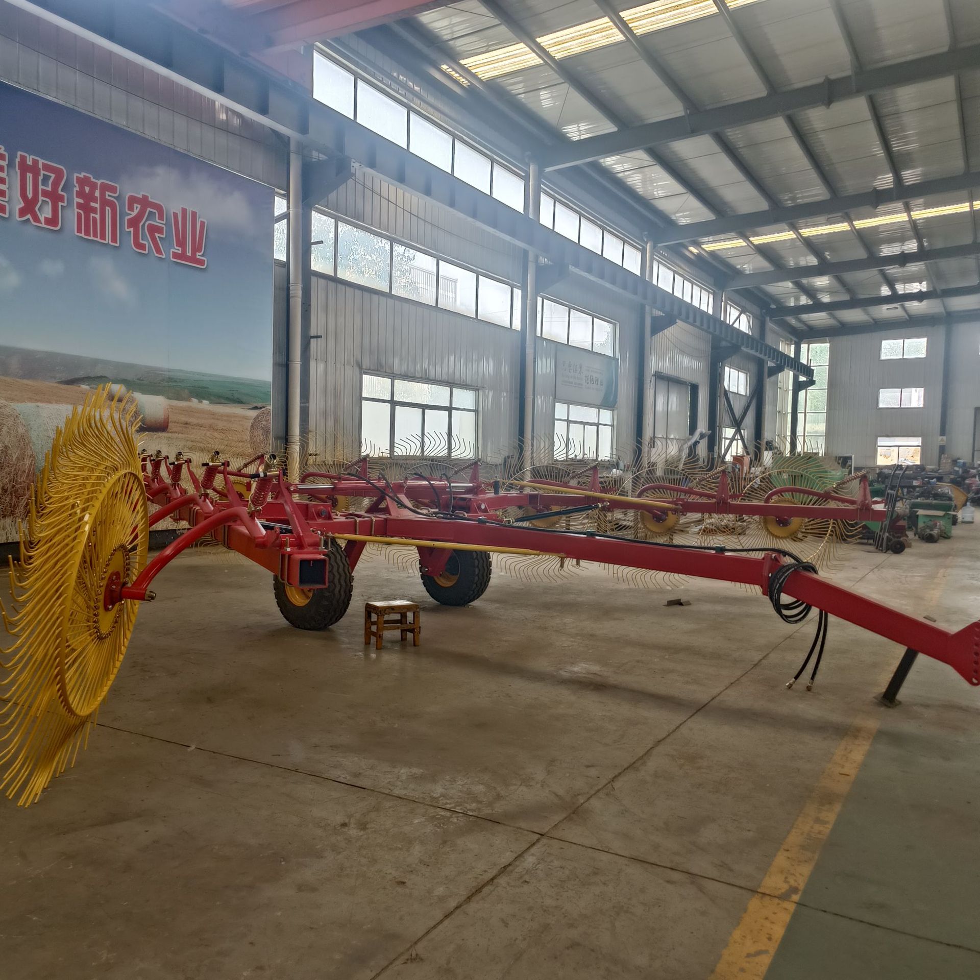 Tractor especial para paja de maíz tipo disco de dedo de tracción hidráulica de la fábrica de fuente de césped con disco de césped