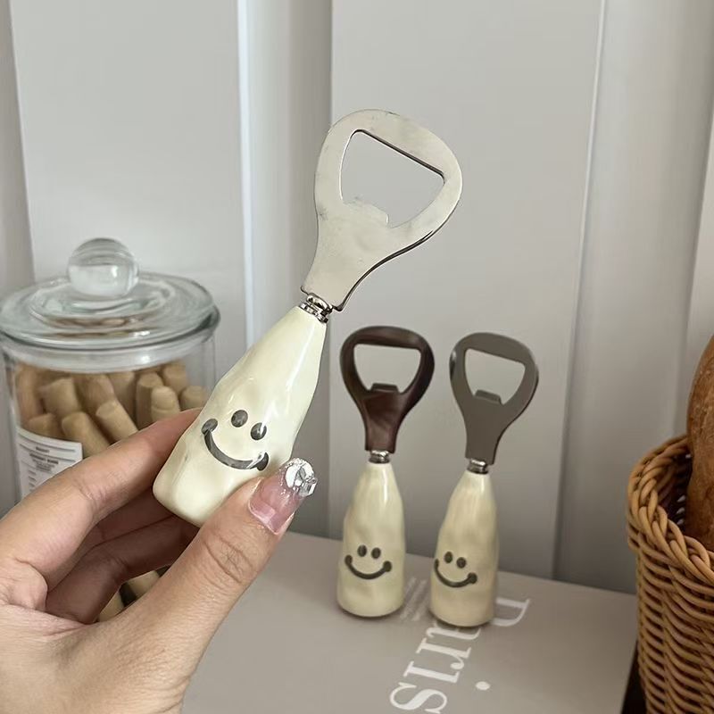 かわいい笑顔のビール栓抜きプラスチックハンドル模造セラミックハンドルスタンドワインボトルオープナークリエイティブステンレス鋼キャップオープナー|undefined