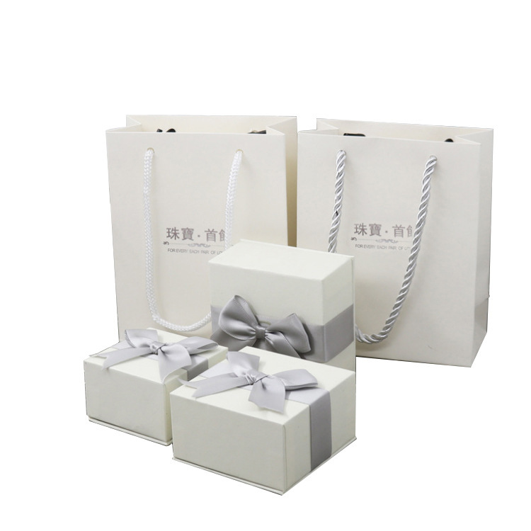 Joyero de lazo Caja de regalo de flor de rosa Bolsa de mano con certificado de tela plateada Collar Pulsera Anillo (sin disparo único)