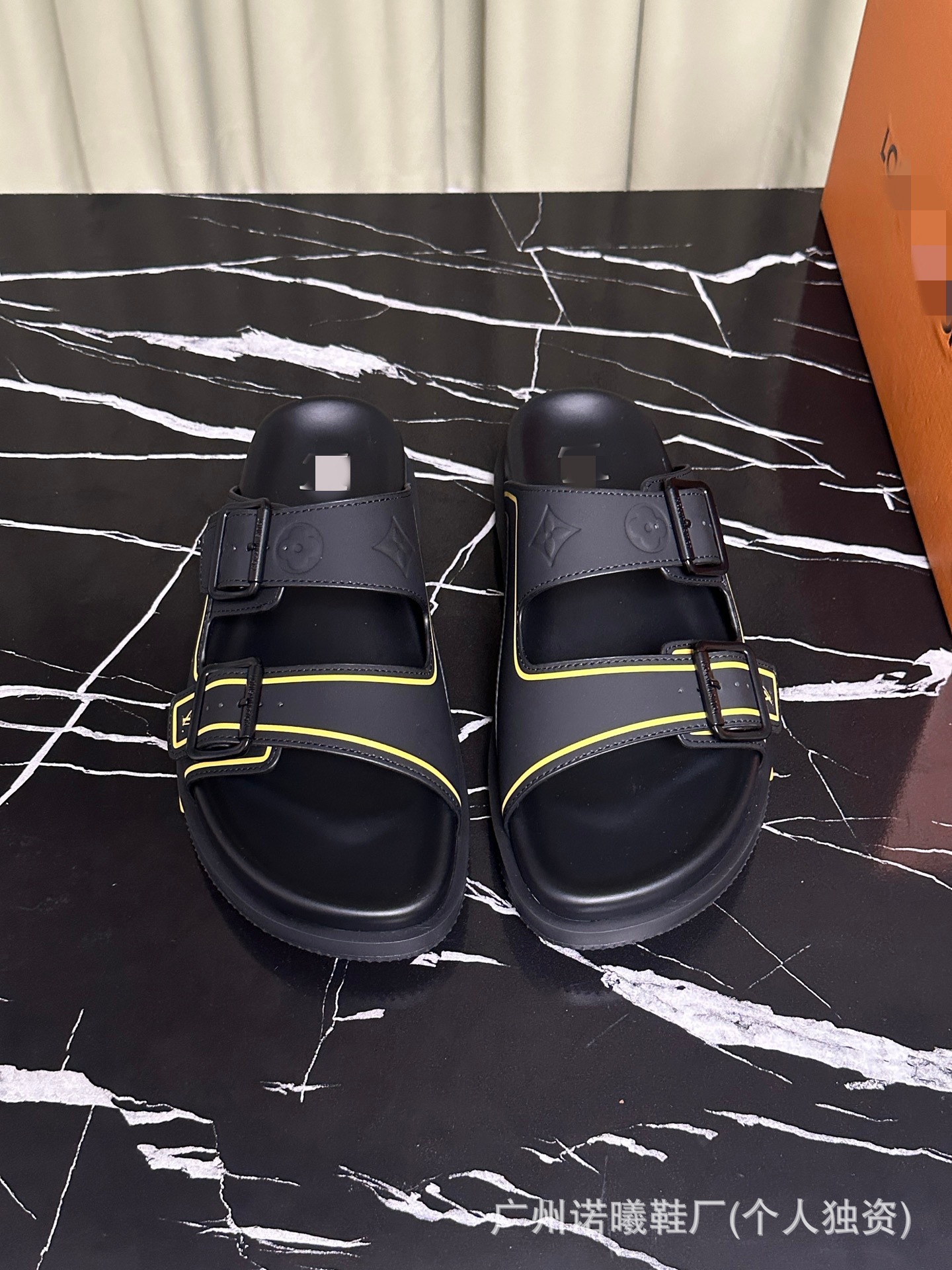 Zapatillas de moda para hombres con suela suave cómodas para usar zapatos de playa de cuero originales caja original de lujo marca de moda de doble cinturón de moda casual image 25