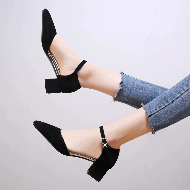 Женская рабочая обувь на толстом каблуке и высоком каблуке, новинка 2024, женские черные туфли с открытым носком, женские сандалии знаменитостей в Интернете с одной пряжкой