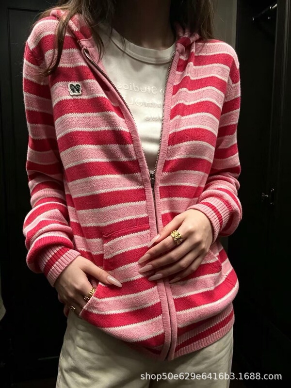 26AW Correct version of the Korean niche uban stickman striped logo hooded knitted cardigan in a loose fit 26AW Correct version of the Korean niche uban stickman striped logo hooded knitted cardigan in a loose fit
