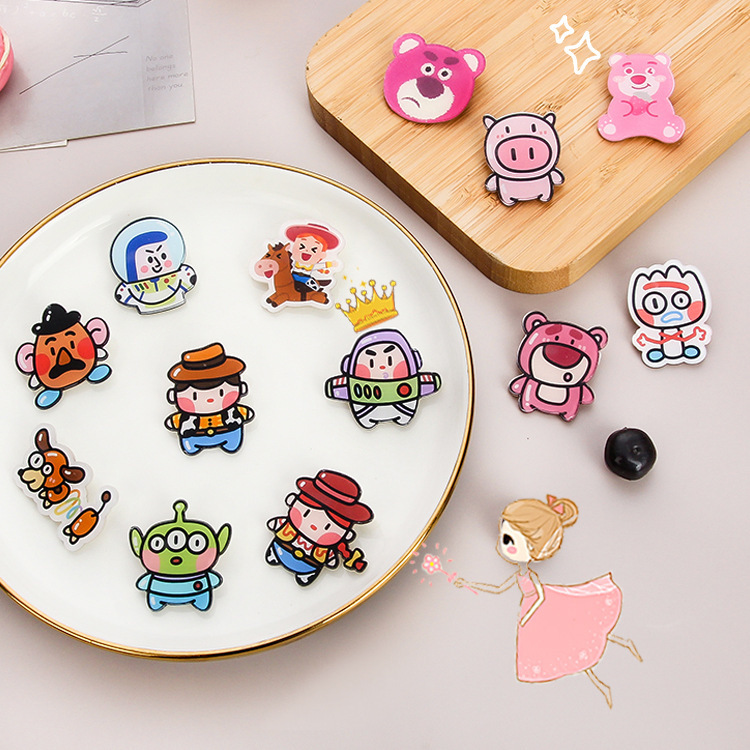 Toy Story Cute Strawberry Bear Cartoon Three-Eyed Monster Acrylic Brooch Pen Bag Pendant Anime Badge Wholesale Toy Story Cute Strawberry Bear Cartoon Three-Eyed Monster Acrylic Brooch Pen Bag Pendant Anime Badge Wholesale