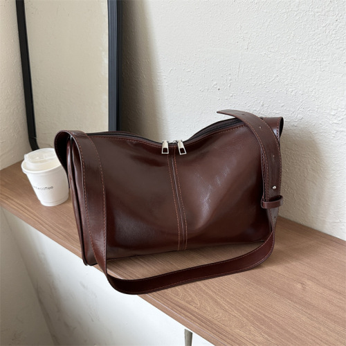 Niche design casual shoulder bag  autumn new commuter large capacity bag women's retro fashion tote bag