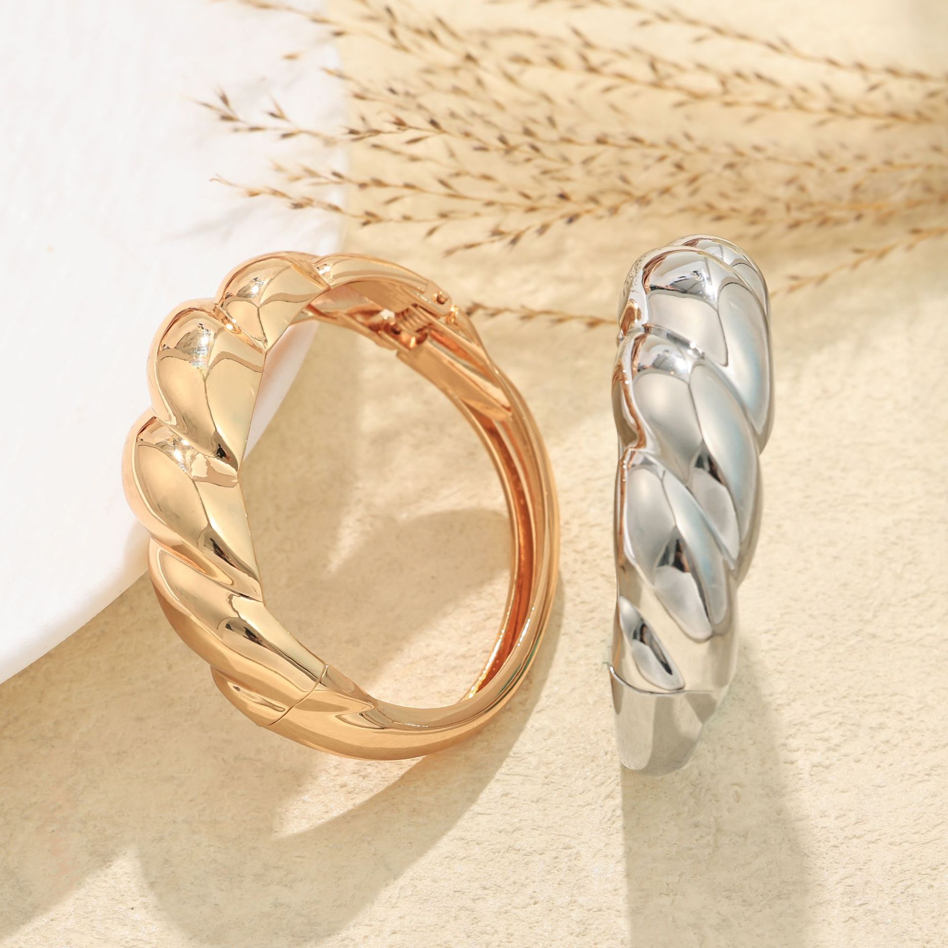 Brazalete de lujo ligero para mujer de estilo europeo y americano transfronterizo, pulsera de diseño brillante personalizada, pulsera retorcida, joyería de sentido avanzado de todo fósforo para mujer