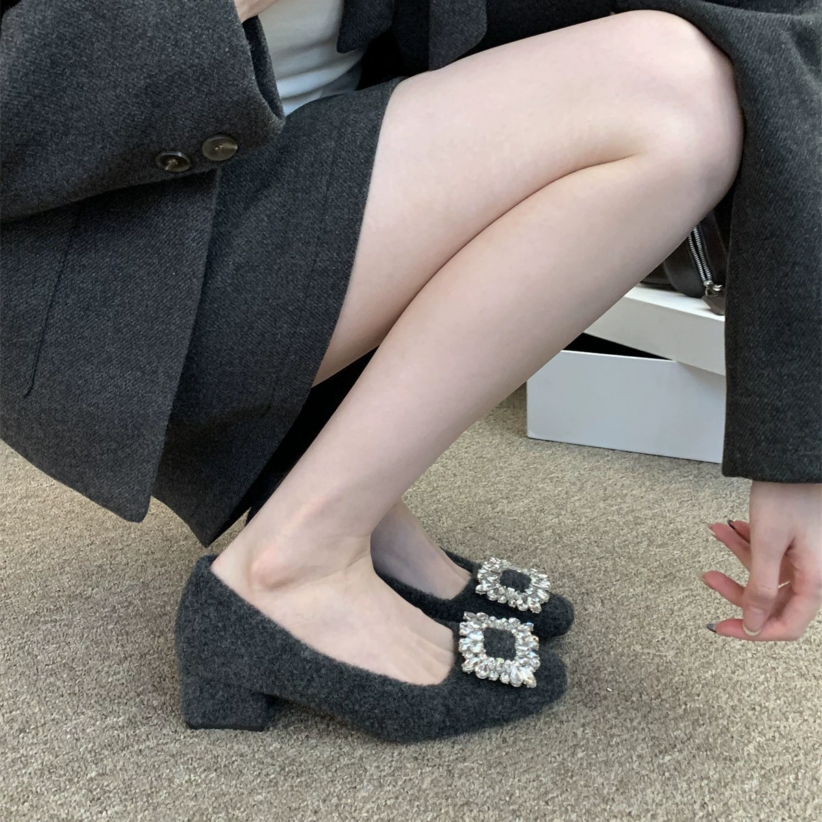 Темперамент плюс бархатная плоская обувь с неглубоким ртом 2024 теплая новая квадратная пряжка модная женщина со стразами осенняя и зимняя хлопковая обувь женская