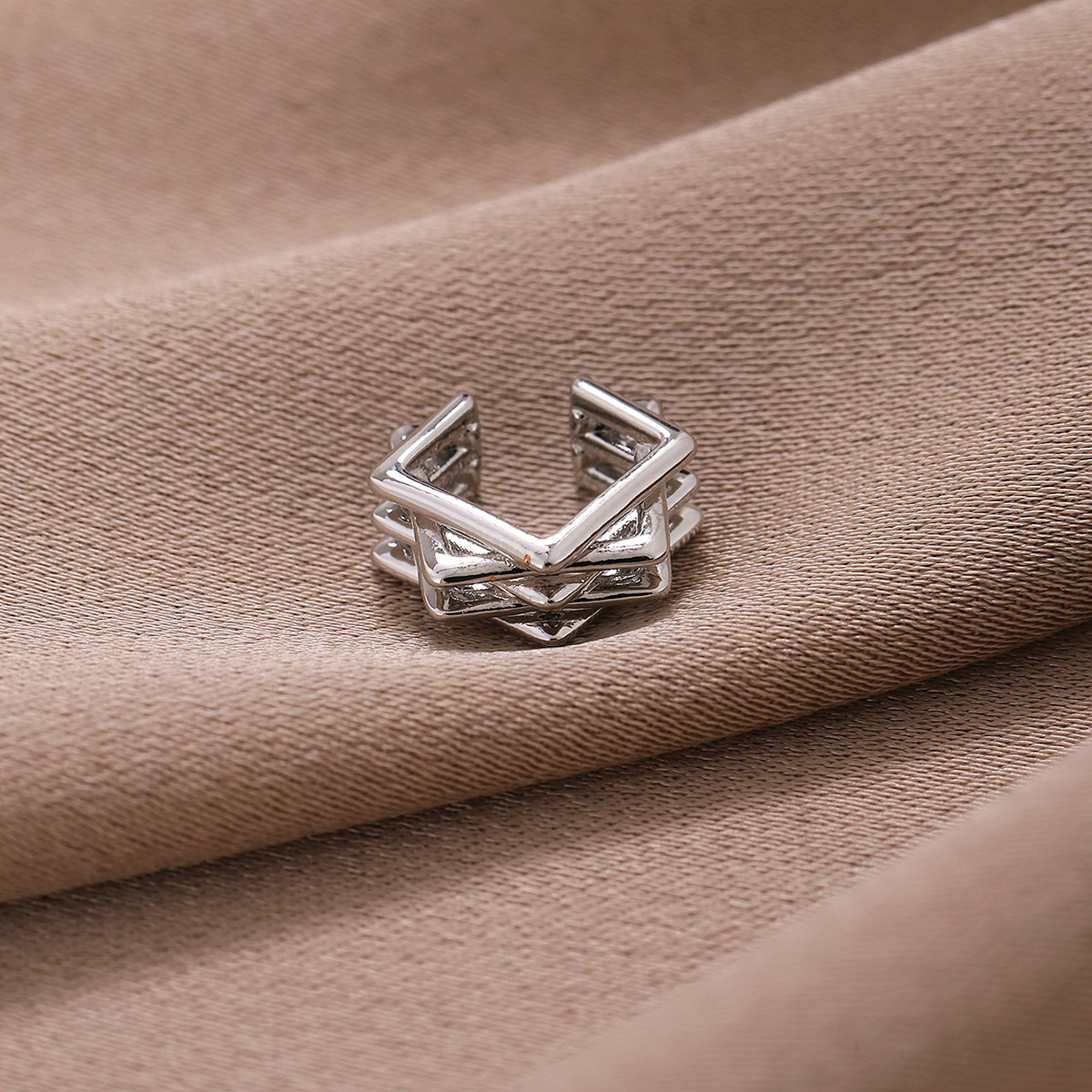 Estilo coreano personalizado pendientes simples de alta calidad en forma de U irregular clip de oreja cuadrada simple clip de hueso de oreja sin oreja al por mayor