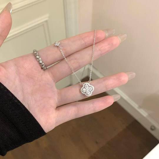 Flash four-leaf clover zircon necklace 2024 new niche light luxury high sense titanium steel non-fading clavicle chain wholesale