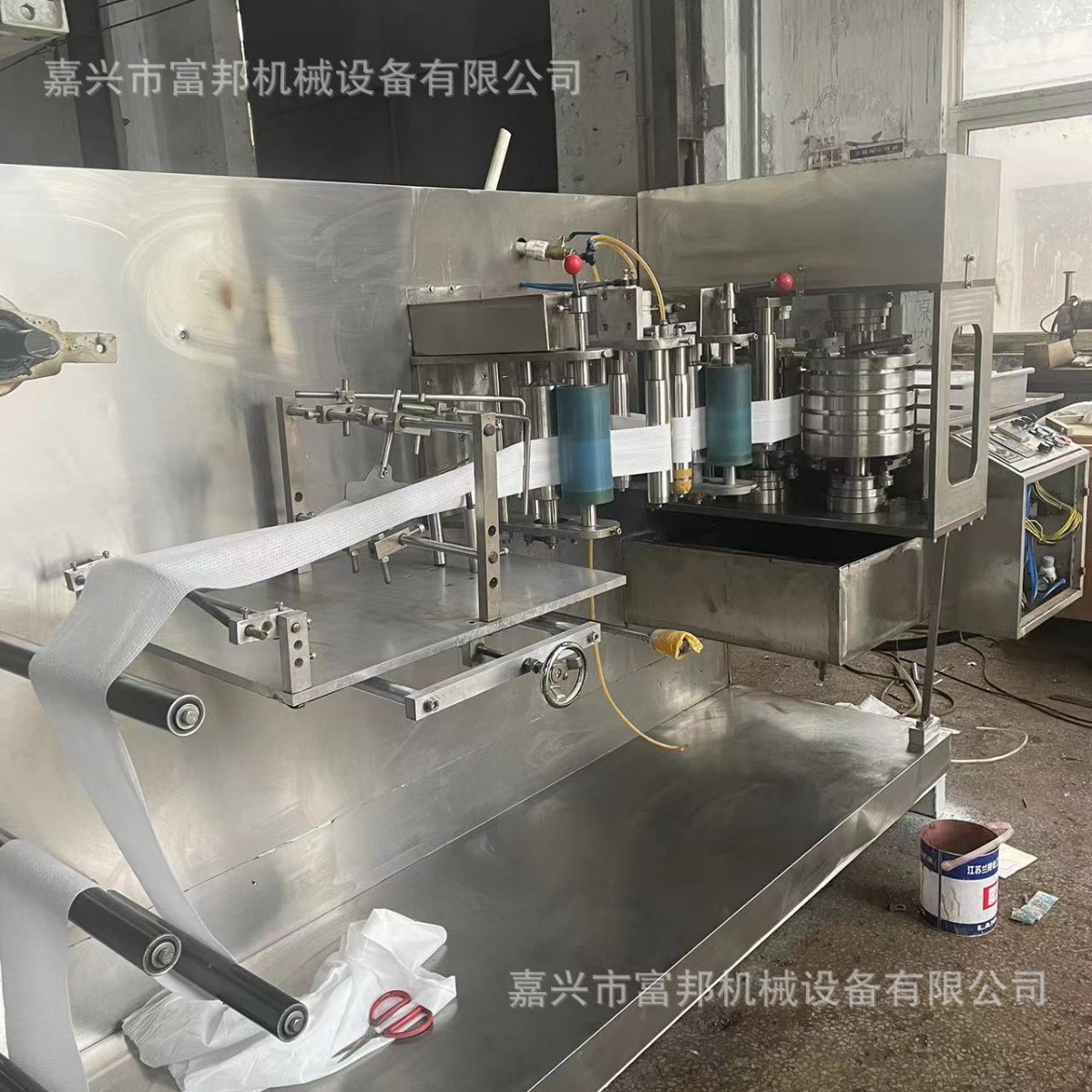 Automatic high speed folding wipes