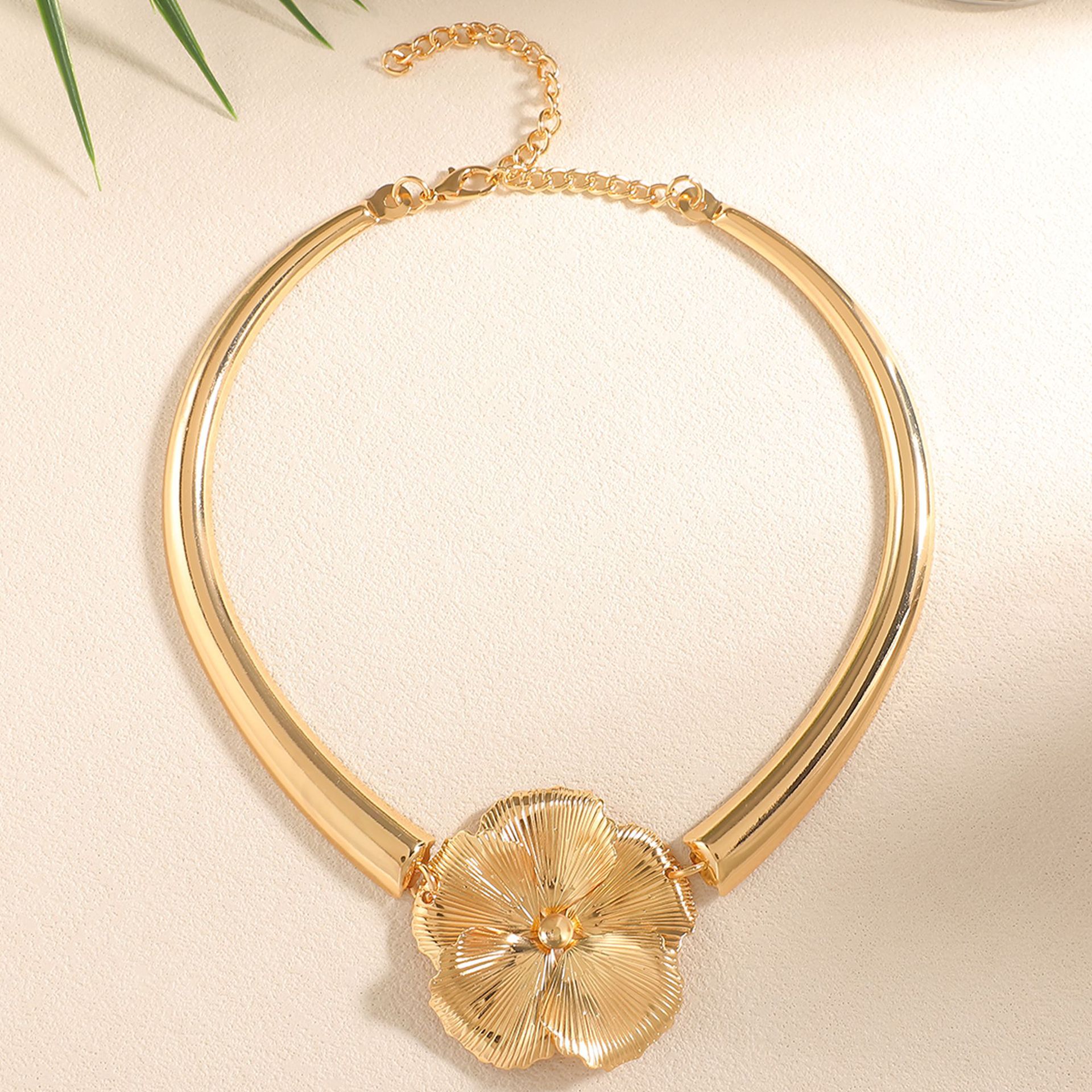 Europa y los Estados Unidos transfronterizos diseño geométrico simple exagerado collar colgante de flores collar de geometría de metal