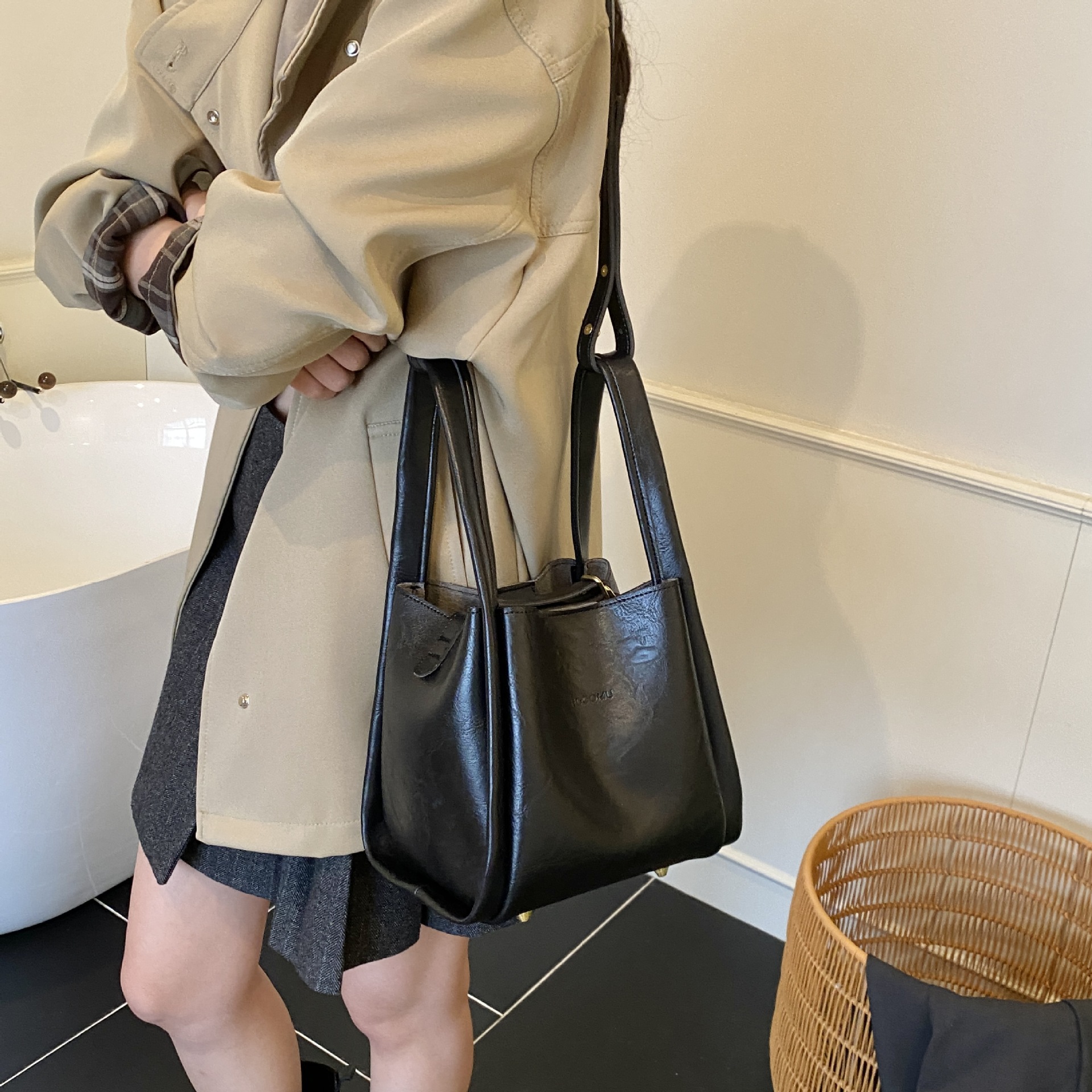 Bolsa de alta sensación para mujeres 2025, nuevo otoño y invierno bolso de cesta de platos de mano, bolso de bolso de balde, bolso pequeño