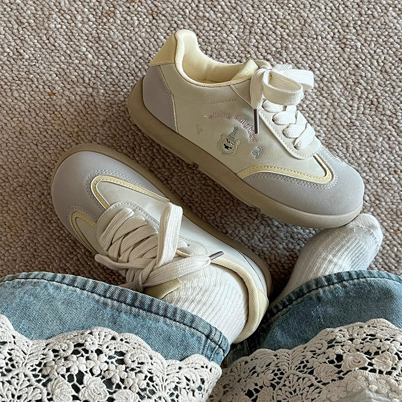 Zapatos chic, zapatos blancos de suela gruesa para estudiantes, zapatos de entrenamiento alemán retro para mujeres, primavera y otoño de 2025, nuevas zapatillas de deporte de todo fósforo para mujeres