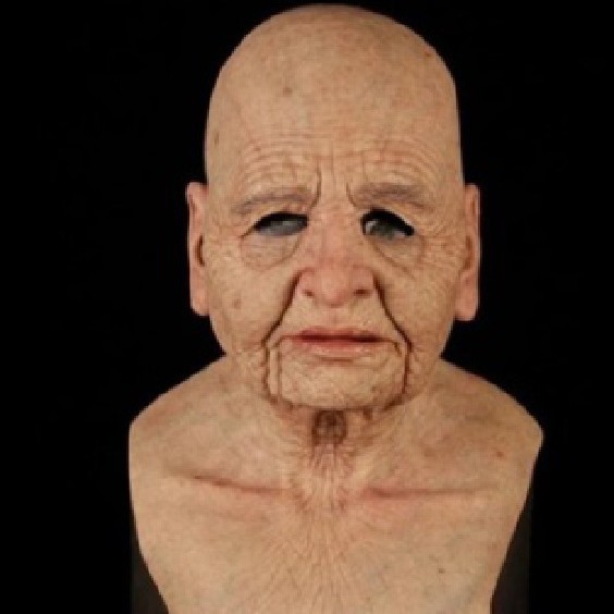 ハロウィーンのキャラクターは道具のマスクを演じます。