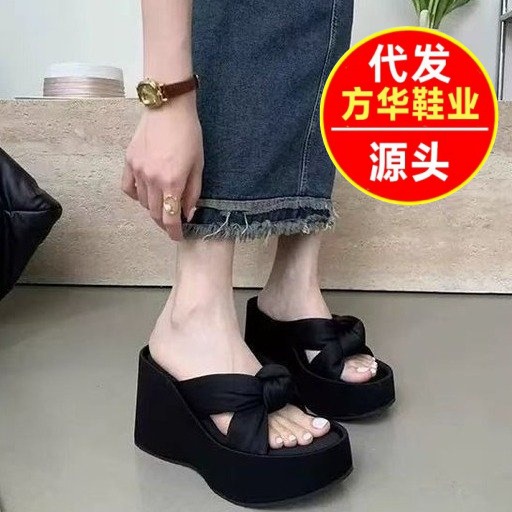 2026 primavera y verano vestido red nueva explosión ventilada tacones antideslizantes desgaste pequeño aumento de altura zapatillas de mujer