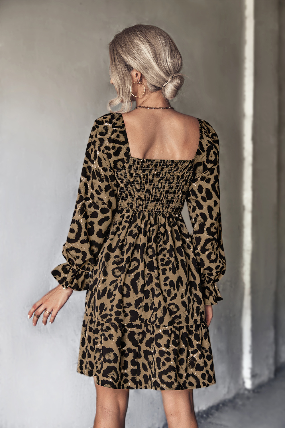 vestido corto de manga larga con cuello cuadrado y cintura alta con estampado de leopardo NSLNZ136902