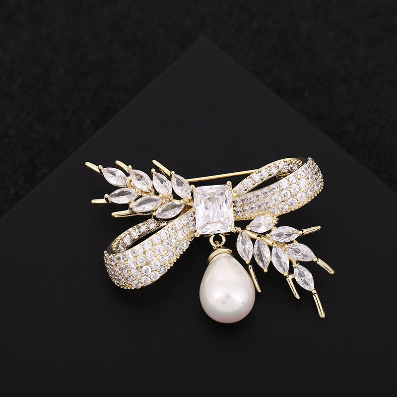 Brooch with bow with zircon