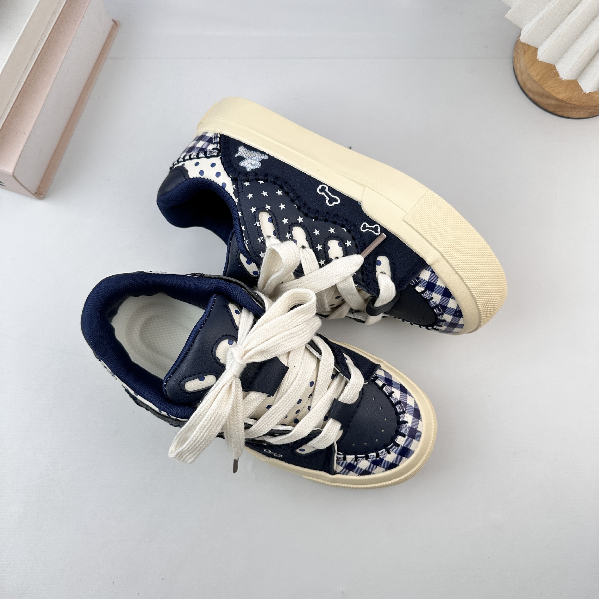 Yuanbo nicho diseño de zapatos blancos casuales de alto valor de otoño 2025 nuevos zapatos de lona zapatos deportivos