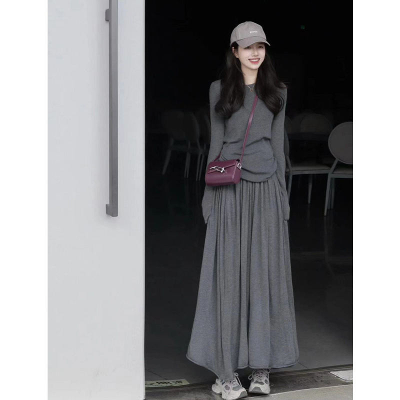 小柄でおしゃれな韓国ドラマは新型の女性服の春の新作感とスカートのセットを着ています。|undefined