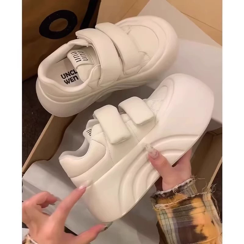 Женские туфли с круглым носком и толстой подошвой, весна 2025, повседневная обувь на липучке, некрасивые милые кроссовки, универсальные белые туфли, увеличивающие рост