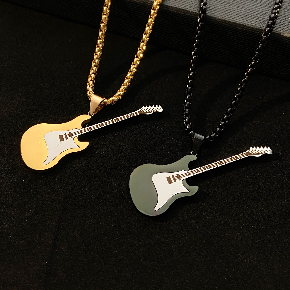 Collar de guitarra de acero de titanio, estilo punk, para hombre/mujer