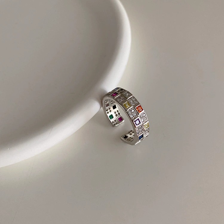 Bague élégante et légère en zircon coloré à damier pour femme, ornée d'un motif à facettes._voghion.com