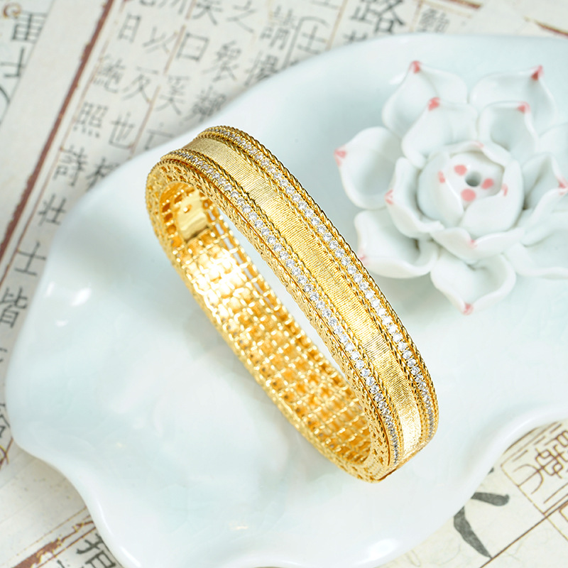 Nueva pulsera de oro de arena vietnamita, estilo de lujo ligero, pulsera cuadrada de diamantes con bordes de cuentas cepilladas, joyería de mano de alta gama de nicho femenino