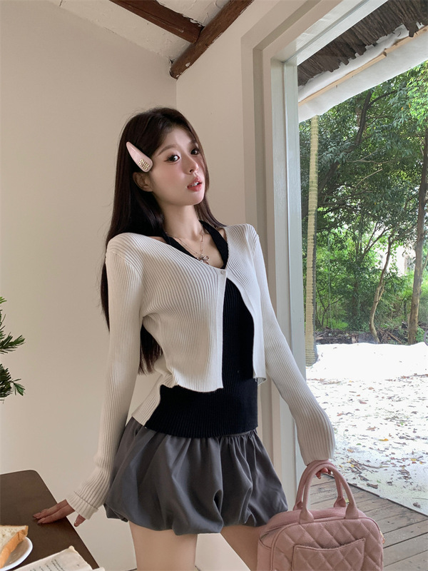 韓国のvネックの偽の2つの首の長袖のニットのニットの秋の女装の新型の中で身を修めるのはやせている気質の上着を現します。|undefined