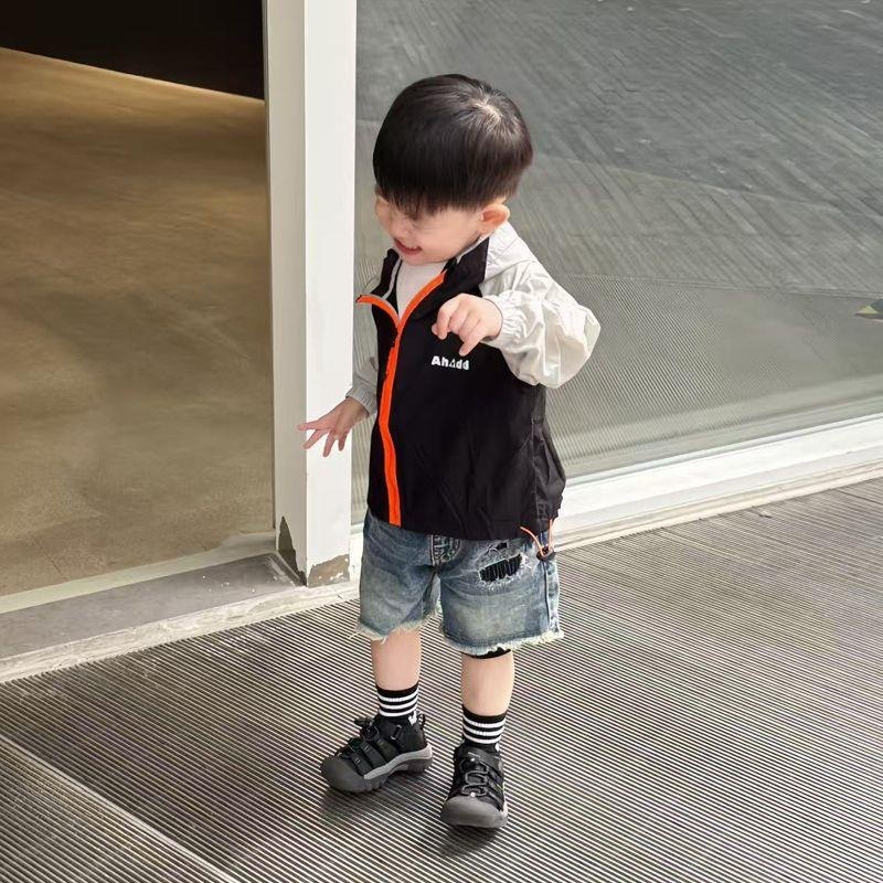 子供用軽量日焼け止め服 2025 年夏新作男の子ベビーファッショナブルなスタイルのスプライシングフード付きジャケット|undefined