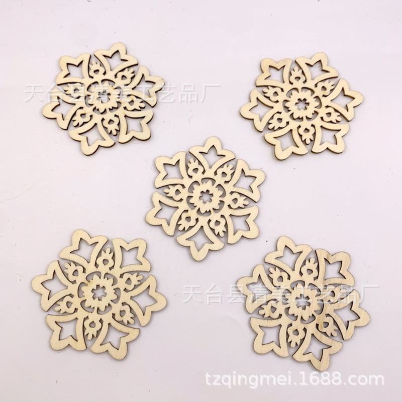 60*60mm variedad de copos de nieve de Navidad de madera pieza de madera colgante decorativo de copo de nieve de madera 10 piezas en un paquete con cuerda de cáñamo