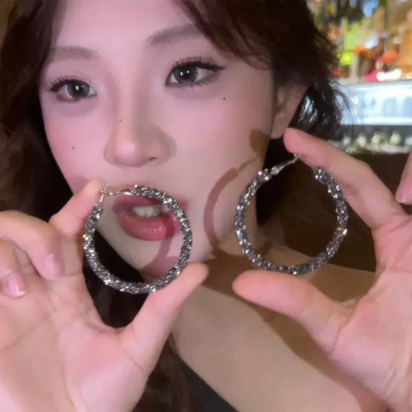 Trendy Black Large Hoop Earrings for Women 2025 Autumn and Winter New High-End Light Luxury Niche Design Versatile Hoop Earrings