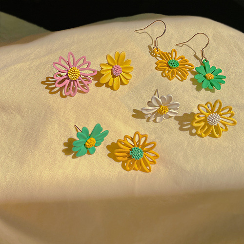 Dainty Daisy Ear Studs for Women - 2024 New Trendy, Niche, High-End Color-Colliding Fashion Ear Rings for Influencers and Fresh Vibes