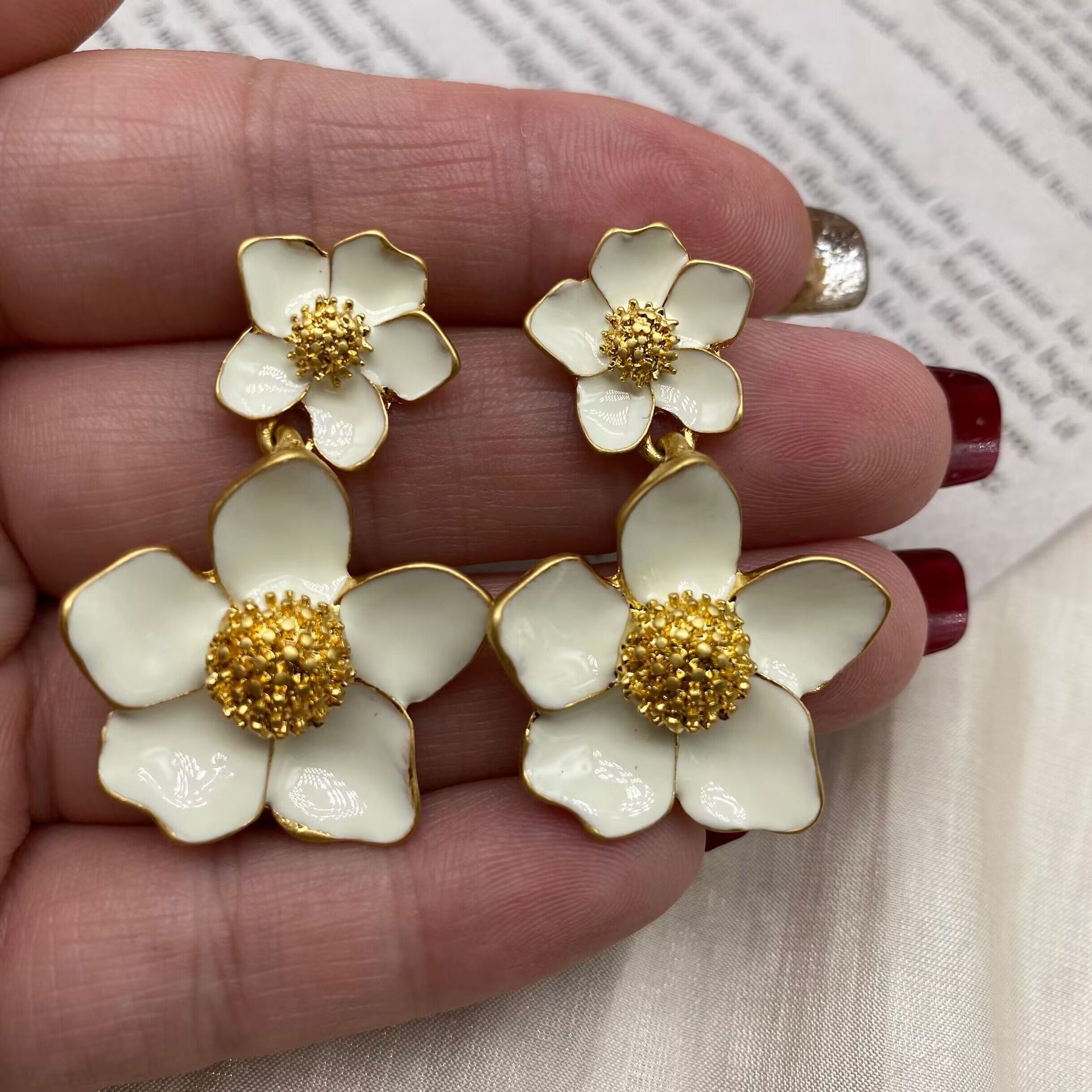 1 Pair Retro Flower Plating Alloy Drop Earrings display picture 4