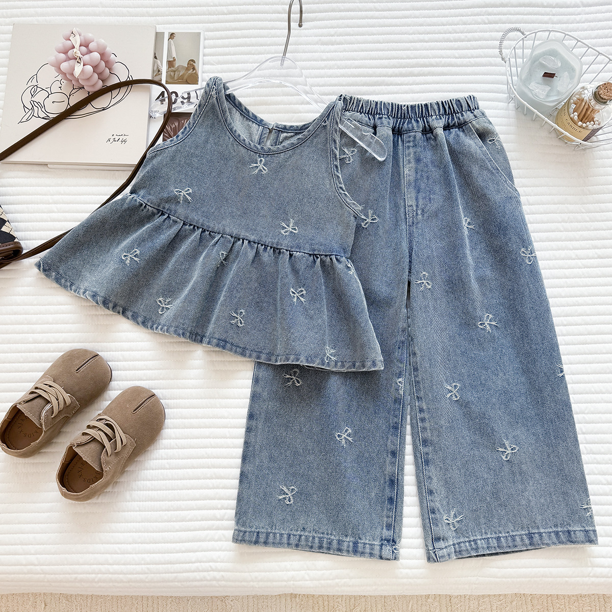 Conjunto de verão feminino mais vendido, novidade de 2026: colete jeans bordado com laço e calça pantalona, estilo vintage. ALYCExiyuebao_voghion.com