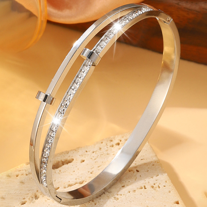 Pulsera de Acero de Titanio con Incrustación de Diamantes