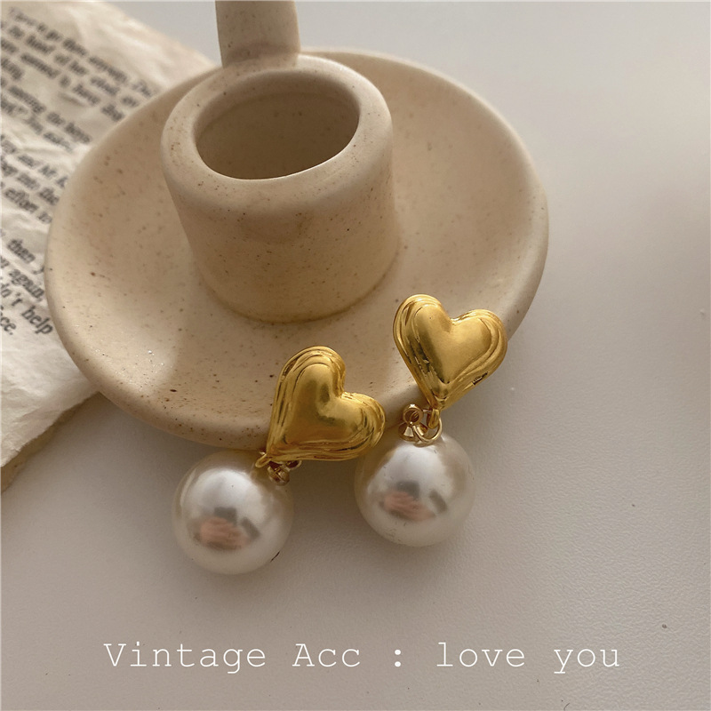 Korean retro geometric love earrings Korean version creative commuter pearl earrings autumn and winter metal wind ball earrings