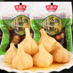 漬物のバラの甘酢あんかけニンニクのピクルスの漬け物のニンニクの甘いニンニクの自家製の農家の漬け物の下で食事をします。