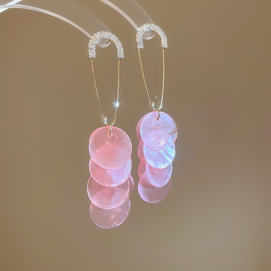 Pendientes de borla de concha redonda con aguja de plata Pendientes de temperamento de estilo de vacaciones junto al mar Pendientes de todo fósforo de alta gama de moda al por mayor