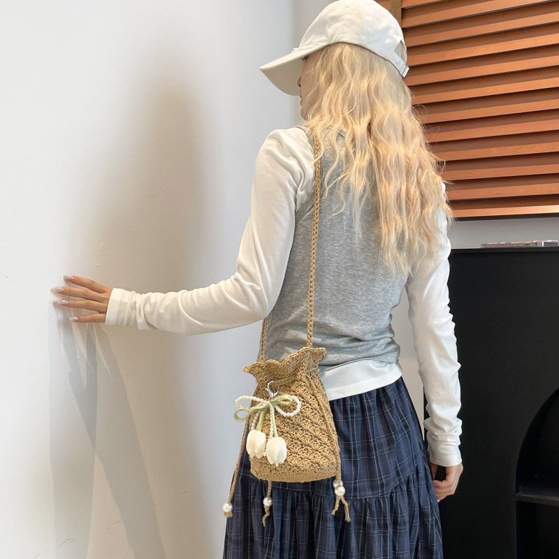 Versión coreana del bolso de cubo de nicho 2025 verano nuevo bolso femenino pequeño bolso de hombro de flores frescas bolso de mensajero tejido Mori