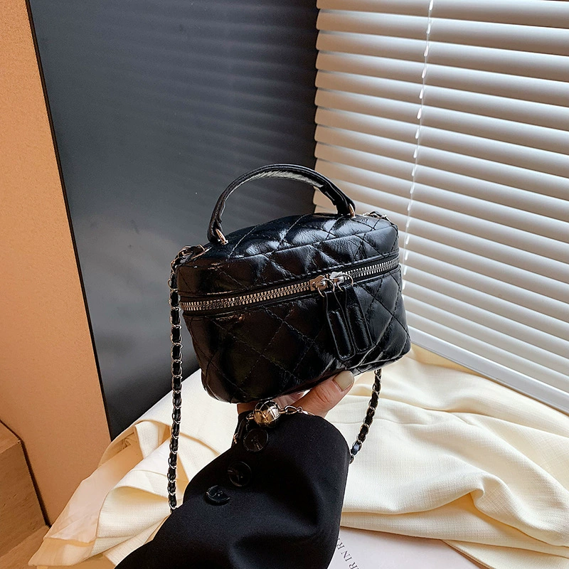 Small universal chain with diamond pattern, summer capacious one-shoulder bag