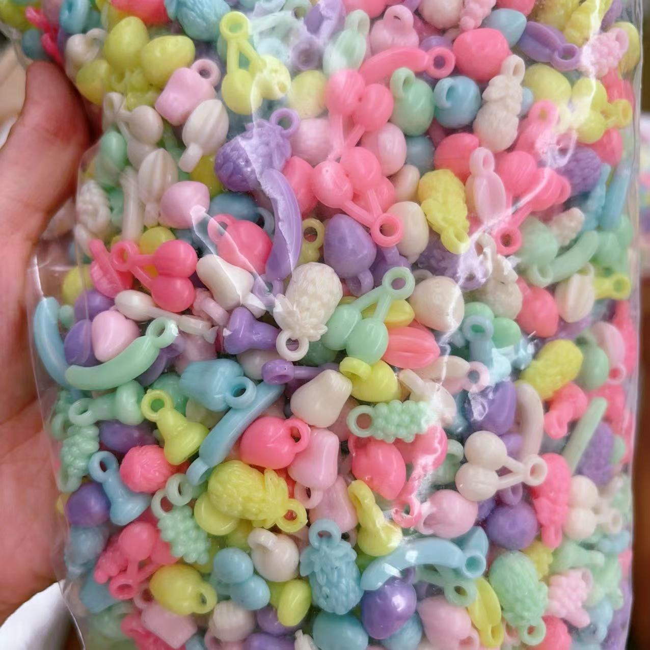 2025 Nuevas cuentas de cabello baratas en bolsa nuevas cuentas de plástico de color primavera diy gran agujero image 19