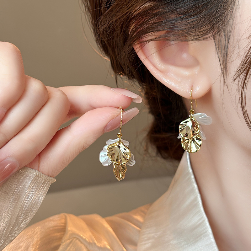 Fresh elegant fashionable trend sophisticated earrings