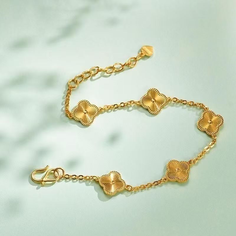 Gold Four-Leaf Clover Bracelet for Women, Light Luxury Niche Ins High-End Pendant Collarbone Chain, Gift for Girlfriend on Holidays